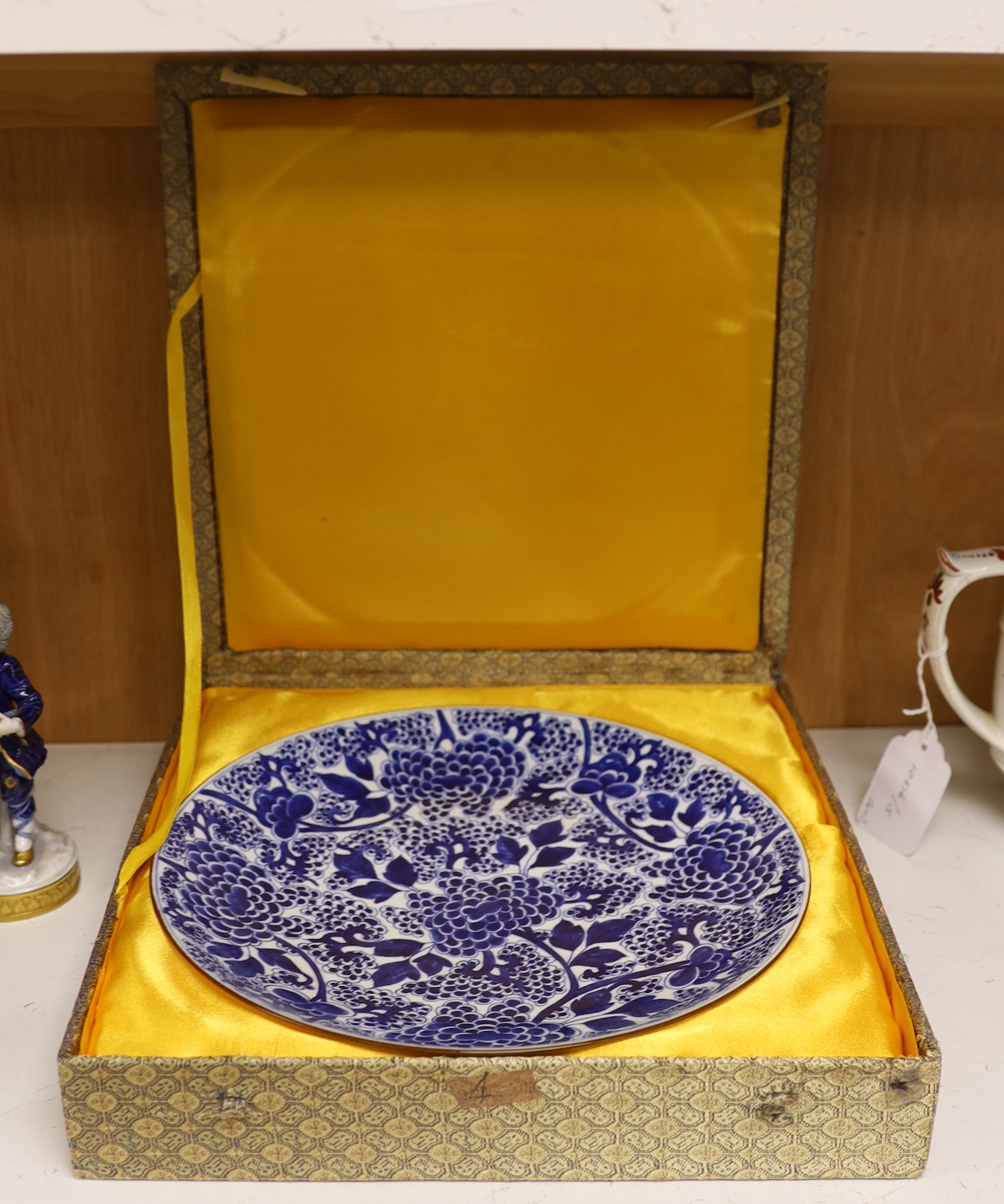 A Chinese underglaze blue dish, 25cm diameter (boxed)